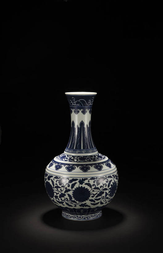 竖图,彩色,室内,白天,静物,北京,中国,花纹,风俗,艺术,纹路,瓷器,瓶,图片,纹理,手工艺品,陶瓷,陶瓷制品,艺术品,古典,文化,文物,传统,瓶子,工艺品,精神,摄影,古董,青花瓷,珍贵,黑背景,高雅,古物,文明,中国文化,斑纹,珍藏,精美,古玩,肌理,自信心,品位,古代文明,制度,磁器,白地青花瓷,青花,影棚拍摄,保藏,收藏,传统文化,赏瓶,花卉纹,bj174