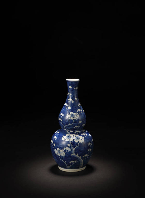 竖图,彩色,室内,白天,静物,花瓶,北京,中国,花纹,风俗,艺术,纹路,瓷器,瓶,图片,纹理,手工艺品,陶瓷,陶瓷制品,艺术品,古典,文化,文物,传统,瓶子,工艺品,精神,摄影,古董,青花瓷,珍贵,黑背景,高雅,古物,文明,中国文化,斑纹,珍藏,精美,古玩,肌理,自信心,品位,古代文明,制度,磁器,白地青花瓷,青花,影棚拍摄,保藏,收藏,传统文化,葫芦瓶,青花葫芦瓶,冰裂梅花纹,冰梅纹,bj174