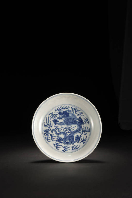 竖图,彩色,室内,白天,静物,餐具,北京,中国,花纹,风俗,艺术,纹路,瓷器,碟子,盘,图片,纹理,手工艺品,艺术品,古典,文化,文物,传统,盘子,工艺品,碟,精神,摄影,古董,青花瓷,珍贵,黑背景,高雅,古物,文明,中国文化,斑纹,珍藏,精美,古玩,肌理,自信心,品位,龙纹,古代文明,制度,磁器,白地青花瓷,青花,影棚拍摄,保藏,夔龙纹,夔纹,收藏,传统文化,云龙纹,bj174