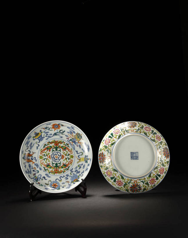 竖图,彩色,室内,白天,绘画,静物,餐具,北京,中国,花纹,风俗,纹路,彩绘,瓷器,碟子,盘,图片,纹理,陶瓷,艺术品,古典,文化,文物,传统,盘子,工艺品,碟,精神,摄影,古董,珍贵,陶艺,黑背景,古物,文明,中国文化,斑纹,珍藏,精美,古玩,肌理,彩釉,古代文明,制度,画画,影棚拍摄,保藏,收藏,传统文化,八宝纹,八吉祥纹,斗彩,逗彩,bj174