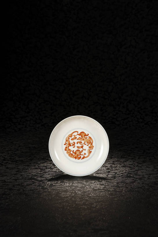 竖图,彩色,室内,白天,绘画,静物,餐具,北京,中国,风俗,艺术,彩绘,瓷器,碟子,盘,图片,手工艺品,陶瓷,艺术品,古典,文化,文物,传统,盘子,工艺品,碟,精神,摄影,古董,青花瓷,珍贵,陶艺,黑背景,高雅,古物,文明,中国文化,珍藏,精美,古玩,自信心,品位,彩釉,古代文明,制度,磁器,白地青花瓷,青花,画画,影棚拍摄,保藏,收藏,传统文化,红彩,矾红,bj174