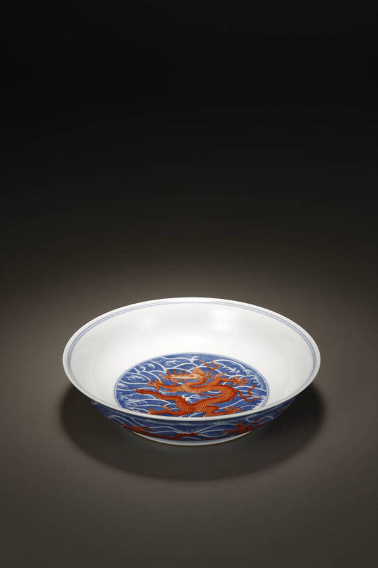 竖图,彩色,室内,白天,绘画,静物,餐具,北京,中国,花纹,风俗,艺术,纹路,彩绘,瓷器,碟子,盘,图片,纹理,手工艺品,陶瓷,艺术品,古典,文化,文物,传统,盘子,工艺品,碟,精神,摄影,古董,青花瓷,珍贵,陶艺,黑背景,高雅,古物,文明,中国文化,斑纹,珍藏,精美,古玩,肌理,自信心,品位,龙纹,彩釉,古代文明,制度,磁器,白地青花瓷,青花,画画,影棚拍摄,保藏,夔龙纹,夔纹,收藏,传统文化,红彩,矾红,bj174
