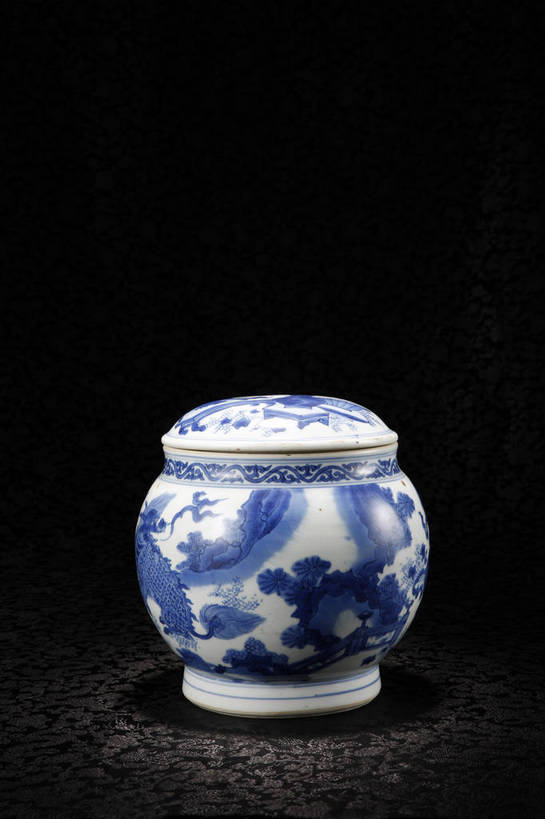 竖图,彩色,室内,白天,静物,北京,中国,花纹,风俗,艺术,纹路,瓷器,盖子,罐,罐子,图片,纹理,手工艺品,陶瓷,陶瓷制品,艺术品,古典,文化,文物,传统,瓶子,工艺品,精神,摄影,古董,青花瓷,珍贵,黑背景,高雅,古物,文明,中国文化,斑纹,珍藏,精美,古玩,肌理,自信心,品位,古代文明,制度,磁器,白地青花瓷,青花,影棚拍摄,保藏,收藏,传统文化,瑞兽纹,盖罐,花卉纹,bj174