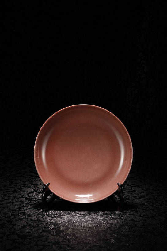 竖图,彩色,室内,白天,绘画,静物,餐具,北京,中国,风俗,彩绘,瓷器,碟子,盘,图片,陶瓷,艺术品,古典,文化,文物,传统,盘子,工艺品,碟,精神,摄影,古董,珍贵,陶艺,黑背景,古物,文明,中国文化,珍藏,精美,古玩,彩釉,古代文明,制度,画画,影棚拍摄,保藏,收藏,传统文化,红釉,bj174