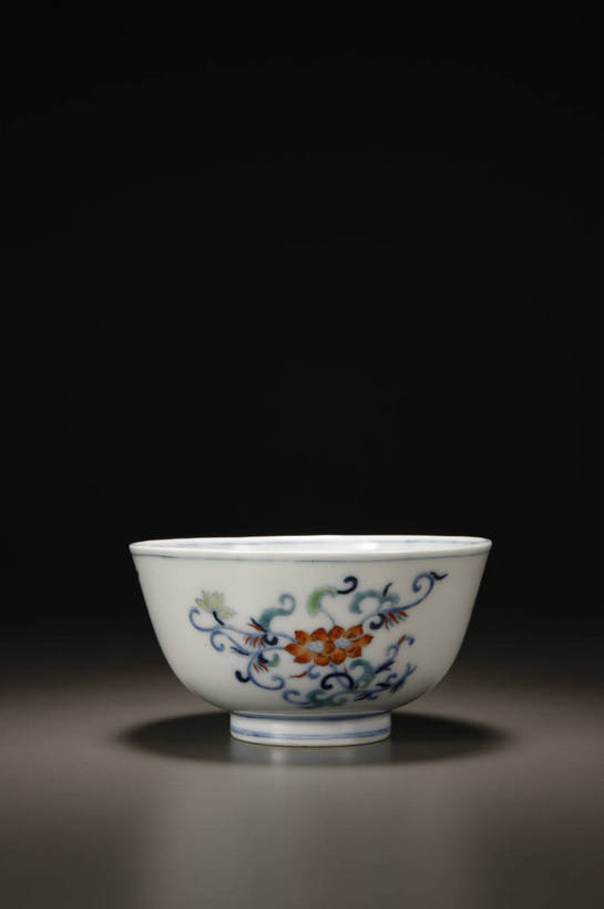 竖图,彩色,室内,白天,绘画,静物,餐具,北京,中国,花纹,风俗,纹路,彩绘,瓷器,碟子,盘,图片,纹理,陶瓷,艺术品,古典,文化,文物,传统,盘子,工艺品,碟,碗,精神,摄影,古董,珍贵,陶艺,黑背景,古物,文明,中国文化,斑纹,珍藏,精美,古玩,肌理,彩釉,古代文明,制度,画画,影棚拍摄,保藏,收藏,传统文化,斗彩,逗彩,花卉纹,bj174