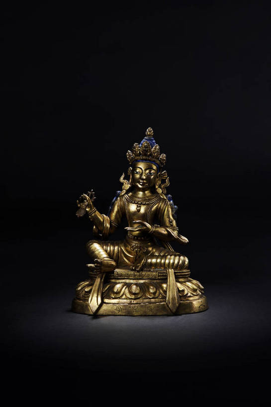 竖图,彩色,室内,白天,静物,北京,中国,风俗,神话,佛像,图片,艺术品,古典,文化,文物,传统,鎏金,工艺品,精神,摄影,古董,工艺,珍贵,黑背景,古物,文明,中国文化,珍藏,传说,精美,古玩,菩萨,古代文明,制度,中国神话,影棚拍摄,保藏,收藏,传统文化,菩提萨埵,火镀金,bj174