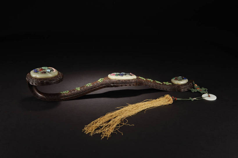 横图,彩色,室内,白天,幸福,静物,玉,北京,中国,风俗,镶嵌,图片,艺术品,古典,文化,文物,传统,工艺品,精神,摄影,奢侈品,古董,玉器,吉祥,贵重,珍贵,黑背景,古物,文明,中国文化,珍藏,精美,玉石,古玩,如意,古代文明,宝贵,制度,影棚拍摄,玉如意,保藏,收藏,传统文化,bj174