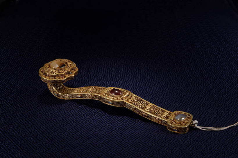 横图,彩色,室内,白天,幸福,静物,玉,北京,中国,风俗,镶嵌,图片,艺术品,古典,文化,文物,传统,工艺品,精神,摄影,奢侈品,古董,玉器,吉祥,贵重,珍贵,黑背景,古物,文明,中国文化,珍藏,精美,玉石,古玩,如意,古代文明,宝贵,制度,影棚拍摄,玉如意,保藏,收藏,传统文化,金累丝嵌宝石如意,bj174