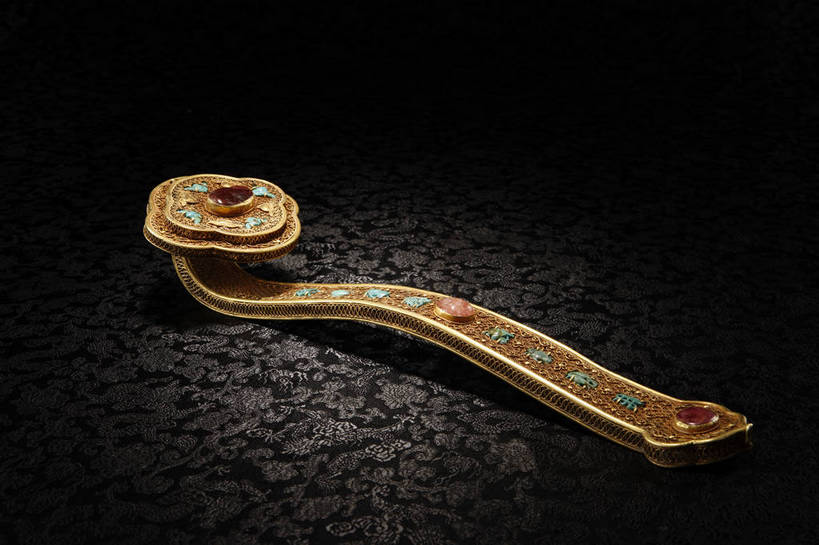 横图,彩色,室内,白天,幸福,静物,玉,北京,中国,风俗,镶嵌,图片,艺术品,古典,文化,文物,传统,工艺品,精神,摄影,奢侈品,古董,玉器,吉祥,贵重,珍贵,黑背景,古物,文明,中国文化,珍藏,精美,玉石,古玩,如意,古代文明,宝贵,制度,影棚拍摄,玉如意,保藏,收藏,传统文化,bj174