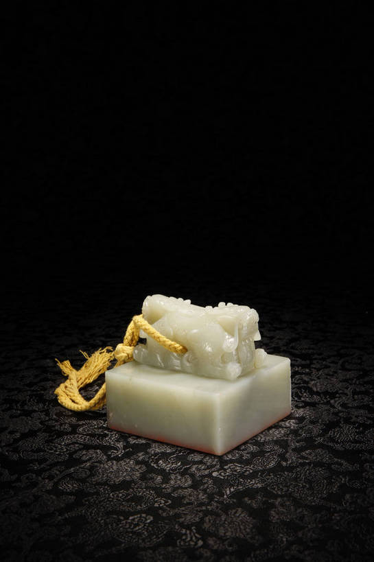 竖图,彩色,室内,白天,静物,玉,北京,中国,风俗,图片,办公用品,艺术品,古典,文化,文物,传统,文具,工艺品,精神,摄影,奢侈品,古董,印章,办公设备,文具用品,玉器,图章,贵重,珍贵,黑背景,古物,文明,中国文化,珍藏,签署,精美,玉石,古玩,文化工具,鉴定,古代文明,宝贵,制度,影棚拍摄,保藏,收藏,传统文化,玉印章,bj174