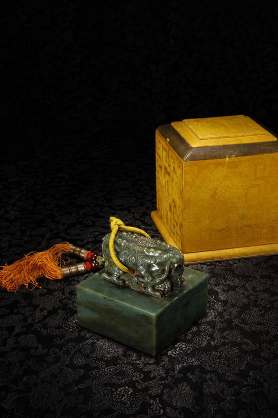 竖图,彩色,室内,白天,静物,玉,北京,中国,风俗,图片,艺术品,古典,文化,文物,传统,工艺品,精神,摄影,奢侈品,古董,印章,玉器,贵重,珍贵,黑背景,古物,文明,中国文化,珍藏,精美,玉石,古玩,古代文明,宝贵,制度,影棚拍摄,玉玺,保藏,收藏,传统文化,官印,玺,印叫玺,国玺,bj174