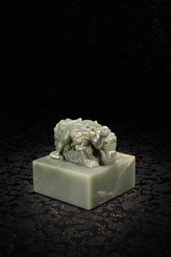 竖图,彩色,室内,白天,静物,玉,北京,中国,风俗,图片,艺术品,古典,文化,文物,传统,工艺品,精神,摄影,奢侈品,古董,印章,玉器,贵重,珍贵,黑背景,古物,文明,中国文化,珍藏,精美,玉石,古玩,古代文明,宝贵,制度,影棚拍摄,玉玺,保藏,收藏,传统文化,官印,玺,印叫玺,国玺,bj174