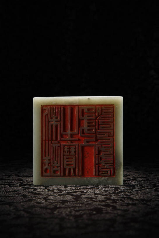 竖图,彩色,室内,白天,静物,玉,北京,中国,风俗,图片,艺术品,古典,文化,文物,传统,工艺品,精神,摄影,奢侈品,古董,印章,玉器,贵重,珍贵,黑背景,古物,文明,中国文化,珍藏,精美,玉石,古玩,古代文明,宝贵,制度,影棚拍摄,玉玺,保藏,收藏,传统文化,官印,玺,印叫玺,国玺,bj174