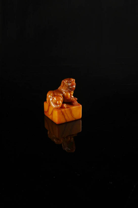 竖图,彩色,室内,白天,石头,静物,玉,北京,中国,风俗,矿石,石子,图片,办公用品,艺术品,古典,文化,文物,传统,文具,工艺品,精神,摄影,古董,印章,办公设备,文具用品,图章,珍贵,黑背景,古物,文明,矿物,中国文化,珍藏,签署,精美,古玩,文化工具,鉴定,古代文明,制度,寿山石,石块,岩石,影棚拍摄,昌化石,青田石,叶蜡石,硅酸盐矿物,保藏,收藏,传统文化,bj174