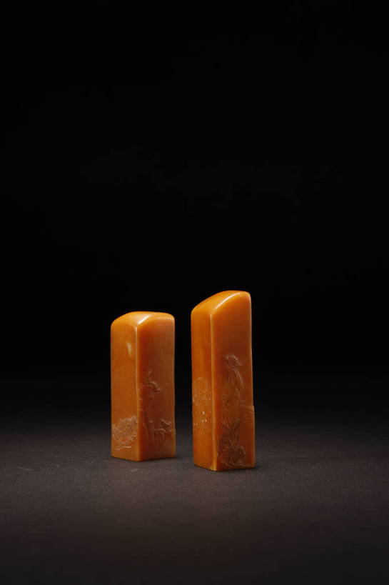 竖图,彩色,室内,白天,静物,玉,北京,中国,风俗,固体,结晶,矿石,图片,办公用品,艺术品,一对,古典,文化,文物,传统,文具,两个,晶体,工艺品,精神,摄影,奢侈品,古董,印章,办公设备,文具用品,玉器,图章,贵重,珍贵,黑背景,宝石,古物,文明,中国文化,珍藏,签署,精美,玉石,古玩,文化工具,鉴定,古代文明,宝贵,制度,矿物质,观赏石,田黄,田黄石,影棚拍摄,保藏,地开石,收藏,传统文化,玉印章,bj174