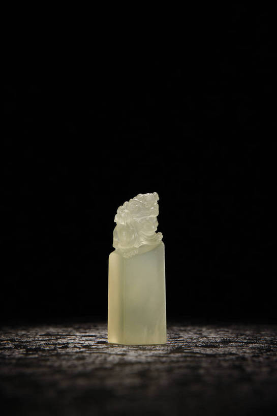 竖图,彩色,室内,白天,静物,玉,北京,中国,风俗,图片,办公用品,艺术品,古典,文化,文物,传统,文具,工艺品,精神,摄影,奢侈品,古董,印章,办公设备,文具用品,玉器,图章,贵重,珍贵,黑背景,古物,文明,中国文化,珍藏,签署,精美,玉石,古玩,文化工具,鉴定,古代文明,宝贵,制度,影棚拍摄,保藏,收藏,传统文化,玉印章,bj174