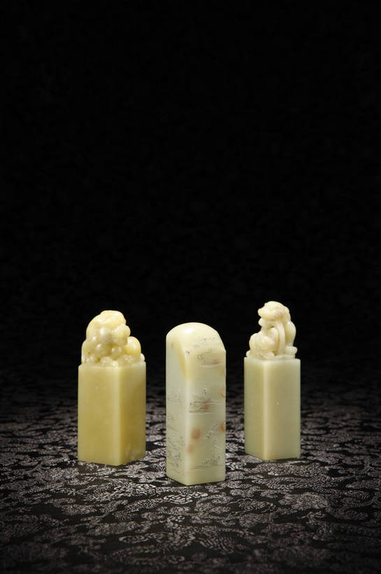 竖图,彩色,室内,白天,静物,玉,北京,中国,风俗,图片,办公用品,艺术品,古典,文化,文物,传统,文具,三个,工艺品,三件,精神,摄影,奢侈品,古董,印章,办公设备,文具用品,玉器,图章,贵重,珍贵,黑背景,古物,文明,中国文化,珍藏,签署,精美,玉石,古玩,文化工具,鉴定,古代文明,宝贵,制度,影棚拍摄,保藏,收藏,传统文化,玉印章,bj174