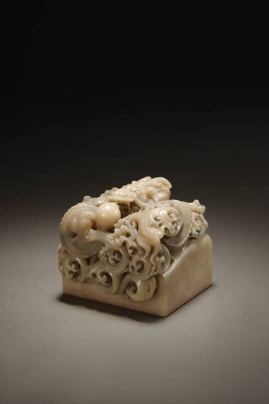 竖图,彩色,室内,白天,静物,玉,北京,中国,风俗,图片,办公用品,艺术品,古典,文化,文物,传统,文具,工艺品,精神,摄影,奢侈品,古董,印章,办公设备,文具用品,玉器,图章,贵重,珍贵,黑背景,古物,文明,中国文化,珍藏,签署,精美,玉石,古玩,文化工具,鉴定,古代文明,宝贵,制度,影棚拍摄,保藏,收藏,传统文化,玉印章,bj174