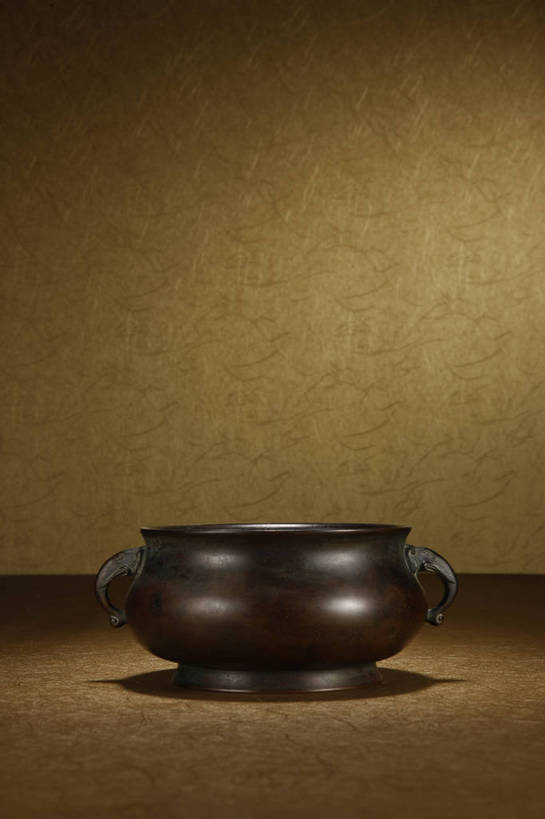 竖图,彩色,室内,白天,静物,北京,中国,黄色背景,风俗,炉子,图片,香炉,艺术品,古典,文化,文物,传统,容器,工艺品,精神,摄影,炉,古董,储藏,祭奠,祭祀,珍贵,古物,储存,文明,中国文化,珍藏,祭坛,精美,古玩,铜器,敬拜,古代文明,制度,影棚拍摄,保藏,收藏,贮存,传统文化,双耳炉,铜炉,bj174