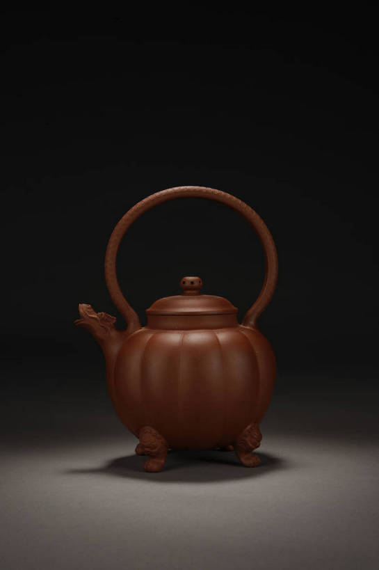 竖图,彩色,室内,白天,静物,北京,中国,风俗,壶,图片,艺术品,古典,文化,文物,传统,水壶,茶壶,容器,工艺品,精神,摄影,古董,珍贵,黑背景,古物,文明,中国文化,珍藏,精美,古玩,紫砂,古代文明,制度,影棚拍摄,保藏,收藏,传统文化,提梁壶,兽首,bj174