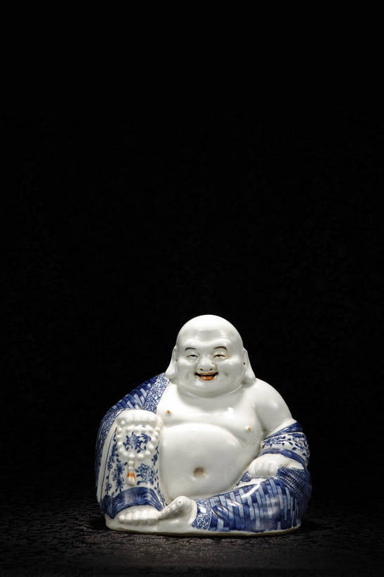 竖图,彩色,室内,白天,静物,北京,中国,风俗,艺术,瓷器,图片,手工艺品,艺术品,古典,文化,文物,传统,弥勒佛,工艺品,祈祷,健康,精神,许愿,摄影,宗教,佛教,信仰,古董,青花瓷,祈求,珍贵,黑背景,高雅,古物,文明,中国文化,珍藏,精美,古玩,自信心,品位,布袋和尚,布袋神,弥勒,弥勒菩萨,释教,古代文明,制度,磁器,白地青花瓷,青花,平安,影棚拍摄,保藏,收藏,传统文化,大肚弥勒佛,大肚弥来佛,bj174