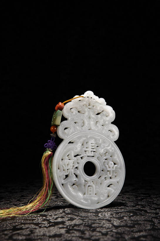 竖图,彩色,室内,白天,静物,玉,雕塑,北京,中国,风俗,艺术,装饰,雕刻,雕像,图片,艺术品,古典,文化,文物,传统,工艺品,精神,摄影,奢侈品,玉雕,古董,纪念,牌,玉器,美术,贵重,珍贵,黑背景,古物,文明,中国文化,主题,珍藏,精美,陈列,玉石,古玩,功能,美学,古代文明,宝贵,制度,影棚拍摄,保藏,收藏,传统文化,玉牌,bj174