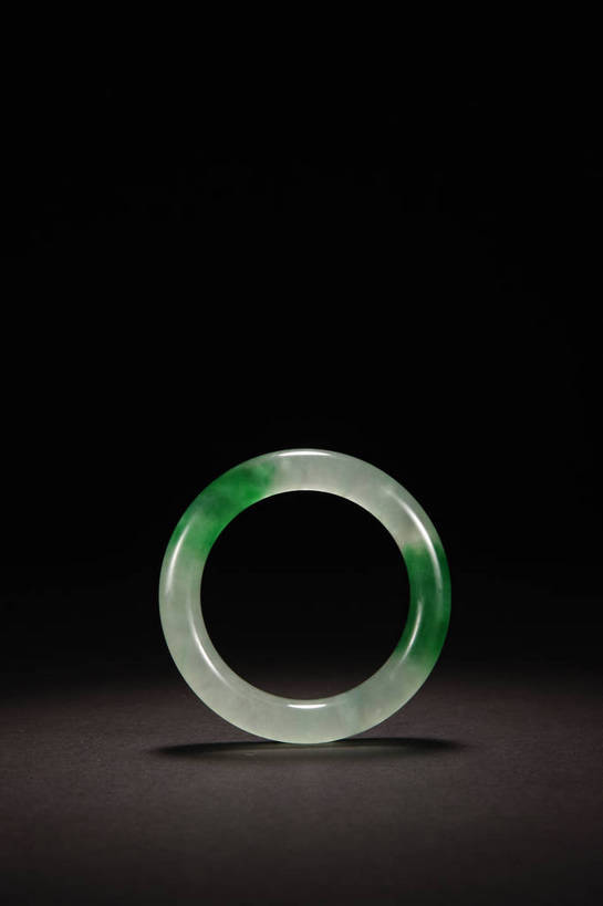 竖图,彩色,室内,白天,静物,玉,北京,中国,风俗,图片,艺术品,古典,文化,文物,传统,装饰品,饰品,手链,首饰,工艺品,精神,摄影,奢侈品,手镯,古董,玉器,贵重,珍贵,黑背景,古物,文明,中国文化,珍藏,镯子,精美,玉石,古玩,翡翠,古代文明,宝贵,制度,影棚拍摄,翠玉,翡翠玉,缅甸玉,硬玉,保藏,收藏,传统文化,翡翠手镯,bj174