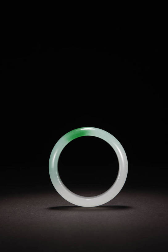 竖图,彩色,室内,白天,静物,玉,北京,中国,风俗,图片,艺术品,古典,文化,文物,传统,装饰品,饰品,手链,首饰,工艺品,精神,摄影,奢侈品,手镯,古董,玉器,贵重,珍贵,黑背景,古物,文明,中国文化,珍藏,镯子,精美,玉石,古玩,翡翠,古代文明,宝贵,制度,影棚拍摄,翠玉,翡翠玉,缅甸玉,硬玉,保藏,收藏,传统文化,翡翠手镯,bj174