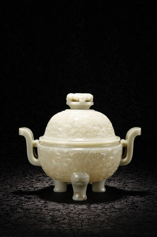 竖图,彩色,室内,白天,静物,玉,雕塑,北京,中国,风俗,艺术,装饰,雕刻,雕像,图片,香炉,艺术品,古典,文化,文物,传统,工艺品,祈祷,精神,许愿,摄影,宗教,玉雕,信仰,炉,古董,纪念,祈求,美术,祭奠,祭祀,珍贵,黑背景,古物,文明,中国文化,主题,珍藏,祭坛,精美,陈列,古玩,功能,美学,敬拜,古代文明,制度,影棚拍摄,保藏,收藏,传统文化,bj174