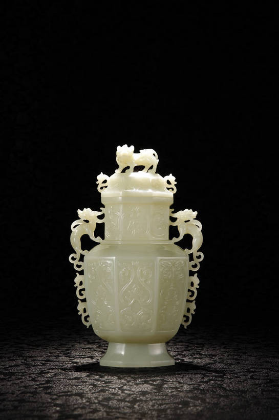 竖图,彩色,室内,白天,静物,玉,雕塑,北京,中国,花纹,风俗,艺术,装饰,纹路,雕刻,雕像,瓶,图片,纹理,陶瓷,陶瓷制品,艺术品,古典,文化,文物,传统,瓶子,工艺品,精神,摄影,玉雕,古董,纪念,美术,珍贵,黑背景,古物,文明,中国文化,斑纹,主题,珍藏,精美,陈列,古玩,肌理,功能,美学,古代文明,制度,影棚拍摄,保藏,收藏,传统文化,双耳瓶,花卉纹,bj174