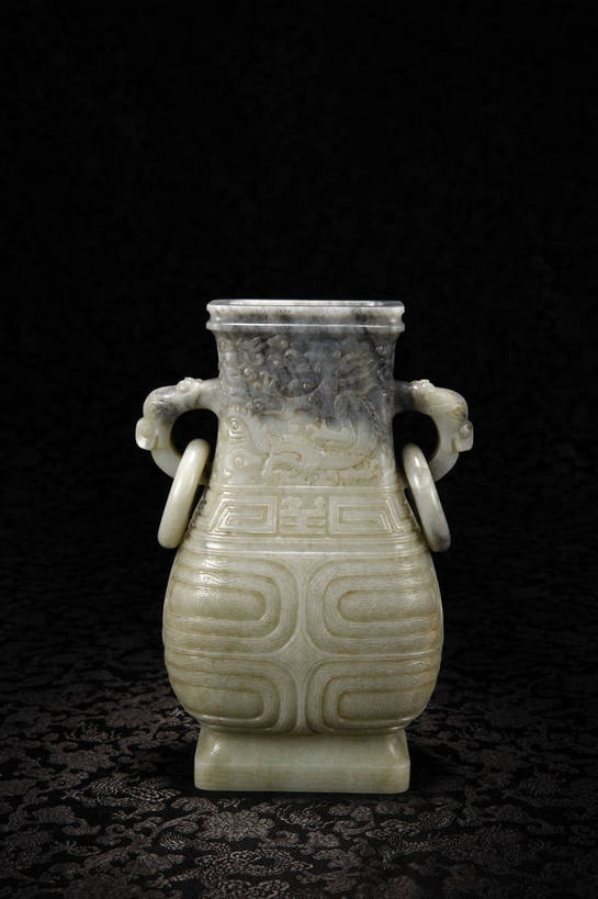 竖图,彩色,室内,白天,静物,玉,雕塑,北京,中国,花纹,风俗,艺术,装饰,纹路,雕刻,雕像,瓶,图片,纹理,陶瓷,陶瓷制品,艺术品,古典,文化,文物,传统,瓶子,工艺品,精神,摄影,玉雕,古董,纪念,美术,珍贵,黑背景,古物,文明,中国文化,斑纹,主题,珍藏,精美,陈列,古玩,肌理,功能,美学,古代文明,制度,影棚拍摄,保藏,收藏,传统文化,双耳瓶,bj174