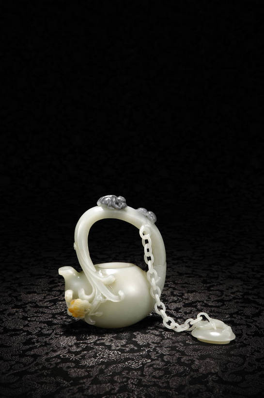 竖图,彩色,室内,白天,静物,玉,北京,中国,风俗,壶,图片,艺术品,古典,文化,文物,传统,水壶,茶壶,容器,工艺品,精神,摄影,奢侈品,玉雕,古董,玉器,贵重,珍贵,黑背景,古物,文明,中国文化,珍藏,精美,玉石,古玩,古代文明,宝贵,制度,影棚拍摄,保藏,收藏,传统文化,提梁壶,和田玉,和田玉籽料,bj174