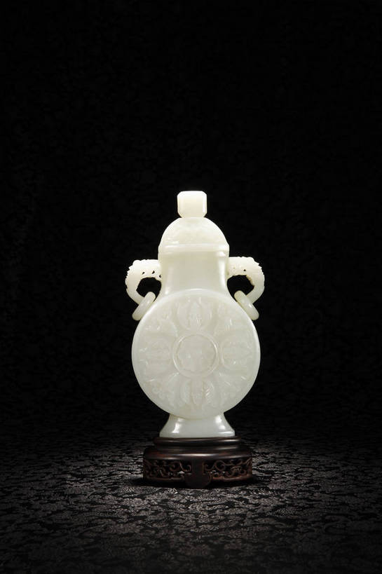 竖图,彩色,室内,白天,静物,玉,雕塑,北京,中国,风俗,艺术,装饰,雕刻,雕像,瓶,图片,陶瓷,陶瓷制品,艺术品,古典,文化,文物,传统,瓶子,工艺品,精神,摄影,玉雕,古董,纪念,美术,珍贵,黑背景,古物,文明,中国文化,主题,珍藏,精美,陈列,古玩,功能,美学,古代文明,制度,影棚拍摄,保藏,收藏,传统文化,双耳瓶,bj174