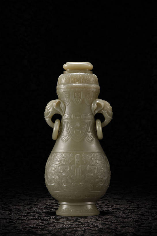 竖图,彩色,室内,白天,静物,玉,雕塑,北京,中国,风俗,艺术,装饰,雕刻,雕像,瓶,图片,陶瓷,陶瓷制品,艺术品,古典,文化,文物,传统,瓶子,工艺品,精神,摄影,玉雕,古董,纪念,美术,珍贵,黑背景,古物,文明,中国文化,主题,珍藏,精美,陈列,古玩,功能,美学,古代文明,制度,影棚拍摄,保藏,收藏,传统文化,双耳瓶,bj174