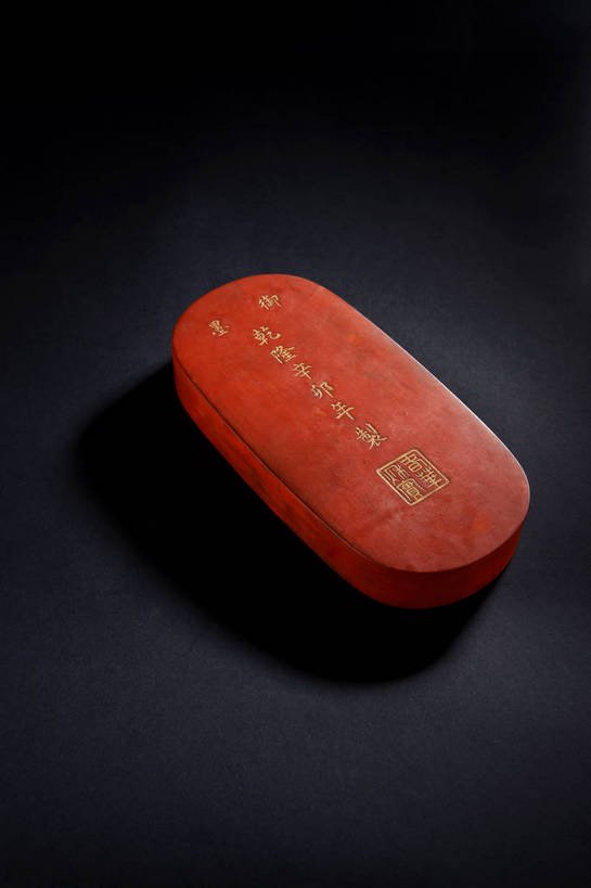 竖图,彩色,室内,白天,静物,北京,中国,风俗,图片,办公用品,艺术品,古典,文化,文物,传统,文具,学习用品,工艺品,精神,摄影,墨,古董,文具用品,珍贵,黑背景,古物,文明,文房四宝,中国文化,珍藏,精美,古玩,古代文明,制度,辰砂,丹砂,汞沙,朱砂,影棚拍摄,保藏,收藏,传统文化,朱砂墨,bj174