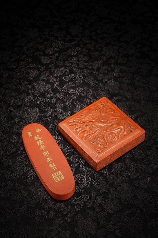 竖图,彩色,室内,白天,静物,北京,中国,风俗,图片,办公用品,艺术品,古典,文化,文物,传统,文具,学习用品,工艺品,精神,摄影,墨,古董,文具用品,珍贵,黑背景,古物,文明,文房四宝,中国文化,珍藏,精美,古玩,古代文明,制度,辰砂,丹砂,汞沙,朱砂,影棚拍摄,保藏,收藏,传统文化,朱砂墨,bj174