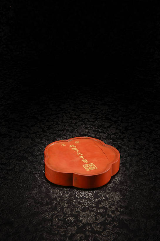 竖图,彩色,室内,白天,静物,北京,中国,风俗,图片,办公用品,艺术品,古典,文化,文物,传统,文具,学习用品,工艺品,精神,摄影,墨,古董,文具用品,珍贵,黑背景,古物,文明,文房四宝,中国文化,珍藏,精美,古玩,古代文明,制度,辰砂,丹砂,汞沙,朱砂,影棚拍摄,保藏,收藏,传统文化,朱砂墨,bj174