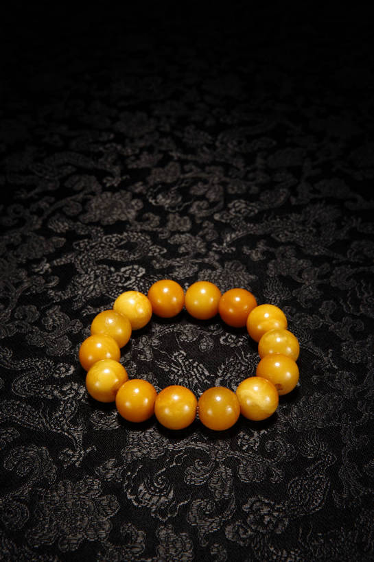 竖图,彩色,室内,白天,静物,玉,北京,中国,风俗,图片,艺术品,古典,文化,文物,传统,装饰品,饰品,手链,首饰,工艺品,精神,摄影,奢侈品,手镯,古董,佛珠,玉器,贵重,珍贵,黑背景,古物,文明,中国文化,珍藏,镯子,精美,玉石,古玩,念珠,古代文明,宝贵,制度,念佛珠,数珠,诵珠,影棚拍摄,保藏,收藏,传统文化,手串,bj174