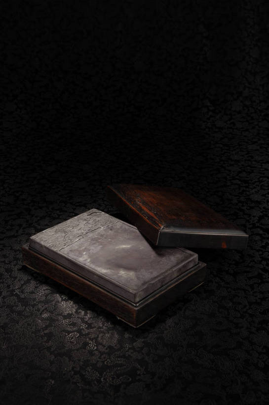 竖图,彩色,室内,白天,静物,北京,中国,风俗,图片,砚台,办公用品,艺术品,古典,砚,文化,文物,传统,文具,学习用品,工艺品,精神,摄影,古董,文具用品,珍贵,黑背景,古物,文明,文房四宝,中国文化,珍藏,石器,精美,古玩,古代文明,制度,影棚拍摄,保藏,收藏,传统文化,bj174