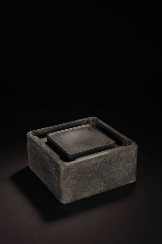 竖图,彩色,室内,白天,静物,北京,中国,风俗,图片,砚台,办公用品,艺术品,古典,砚,文化,文物,传统,文具,学习用品,工艺品,精神,摄影,古董,文具用品,珍贵,黑背景,古物,文明,文房四宝,中国文化,珍藏,石器,精美,古玩,古代文明,制度,影棚拍摄,保藏,收藏,传统文化,bj174