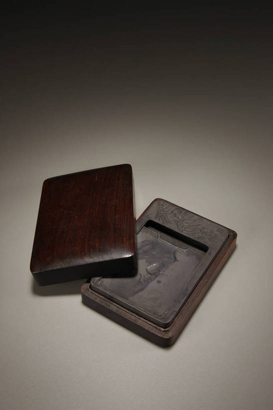 竖图,彩色,室内,白天,静物,北京,中国,风俗,图片,砚台,办公用品,艺术品,古典,砚,文化,文物,传统,文具,学习用品,工艺品,精神,摄影,古董,文具用品,珍贵,黑背景,古物,文明,文房四宝,中国文化,珍藏,石器,精美,古玩,古代文明,制度,影棚拍摄,保藏,收藏,传统文化,bj174