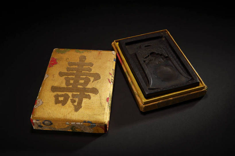 横图,彩色,室内,白天,静物,北京,中国,风俗,图片,砚台,办公用品,艺术品,古典,砚,文化,文物,传统,文具,学习用品,工艺品,精神,摄影,古董,文具用品,珍贵,黑背景,古物,文明,文房四宝,中国文化,珍藏,石器,精美,古玩,古代文明,制度,影棚拍摄,保藏,收藏,传统文化,bj174