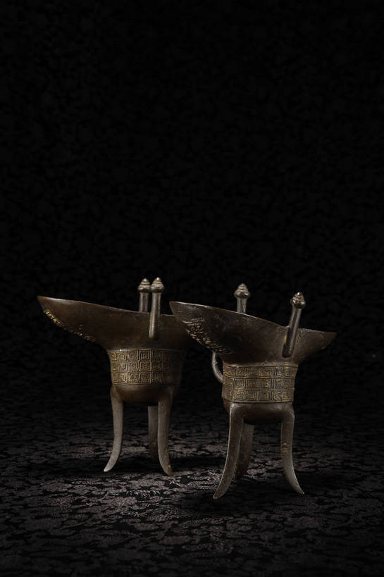 竖图,彩色,室内,白天,静物,杯子,金属制品,北京,中国,风俗,金属,图片,艺术品,一对,古典,文化,文物,传统,酒杯,工艺品,精神,摄影,古董,珍贵,黑背景,古物,文明,中国文化,珍藏,精美,古玩,青铜,青铜器,古代文明,制度,茶杯,影棚拍摄,保藏,收藏,传统文化,青铜制品,爵,爵杯,青铜爵,bj174