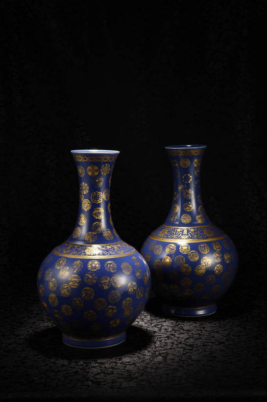 竖图,彩色,室内,白天,绘画,静物,北京,中国,风俗,彩绘,瓷器,瓶,图片,陶瓷,陶瓷制品,艺术品,古典,文化,文物,传统,瓶子,工艺品,精神,摄影,古董,珍贵,陶艺,黑背景,古物,文明,中国文化,珍藏,精美,古玩,彩釉,古代文明,制度,画画,影棚拍摄,保藏,收藏,传统文化,蓝釉,天球瓶,bj174