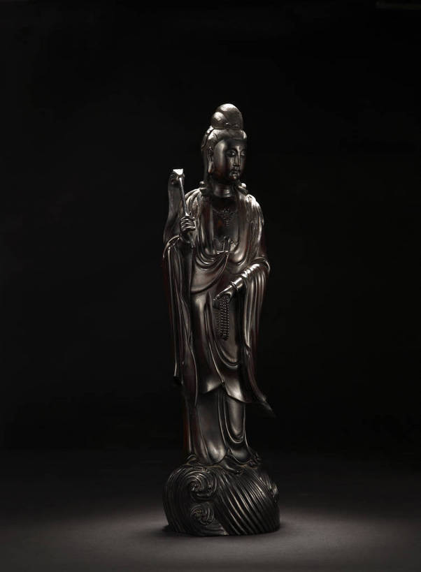 竖图,彩色,室内,白天,智慧,建材,建筑,静物,木雕,北京,中国,风俗,神话,材料,木板,木材,图片,艺术品,古典,文化,文物,传统,木柴,工艺品,精神,摄影,建造,观音,观音像,木料,古董,红木,珍贵,黑背景,古物,文明,中国文化,珍藏,传说,精美,古玩,菩萨,观音菩萨,古代文明,制度,慈悲,中国神话,观世音,观世音菩萨,观音大士,观自在菩萨,影棚拍摄,青龙木,紫檀木,紫檀,保藏,收藏,传统文化,bj174