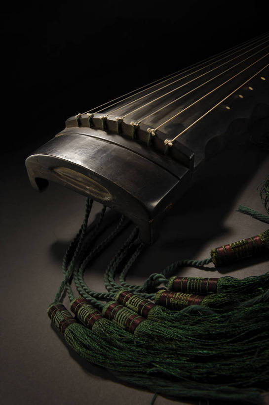 竖图,彩色,室内,白天,静物,北京,中国,风俗,图片,木,艺术品,古典,文化,文物,传统,工艺品,精神,摄影,古董,珍贵,黑背景,古物,文明,中国文化,珍藏,琴,精美,古玩,古琴,古代文明,制度,影棚拍摄,保藏,收藏,传统文化,bj174