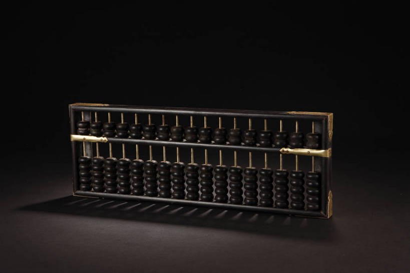 横图,彩色,室内,白天,算盘,建材,建筑,静物,北京,中国,风俗,古老,计算,科学,木制,材料,木板,木材,图片,办公用品,艺术品,古典,文化,文物,传统,木柴,木制品,工艺品,精神,理财,财务,摄影,建造,木料,古董,红木,珍贵,黑背景,古物,数学,文明,中国文化,珍藏,精美,古玩,古代文明,制度,珠算,影棚拍摄,青龙木,紫檀木,紫檀,保藏,收藏,传统文化,bj174