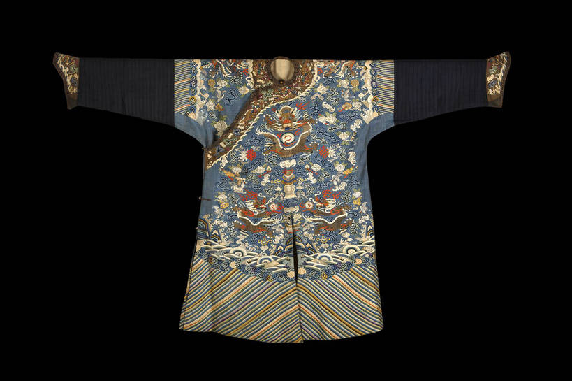 横图,彩色,室内,白天,静物,刺绣,北京,中国,花纹,服装,风俗,艺术,纹路,图片,纹理,手工艺品,艺术品,古典,文化,文物,传统,衣服,工艺品,精神,摄影,服饰,古董,绣,珍贵,黑背景,高雅,衣着,古物,穿着,文明,中国文化,斑纹,珍藏,精美,古玩,肌理,自信心,品位,龙纹,衣饰,古代文明,制度,袍子,影棚拍摄,女红,针绣,针黹,黹,保藏,夔龙纹,夔纹,收藏,传统文化,袍服,云龙纹,bj174