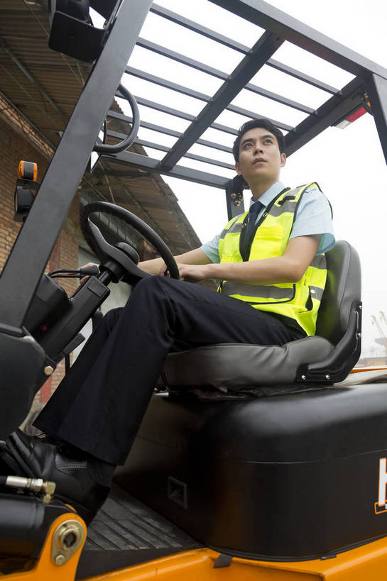 东方人,成年人,一个人,工厂,坐,搬运,竖图,彩色,室外,白天,工作服,制服,满意,幸福,骄傲,安全,信心,技术,科技,北京,中国,亚洲,堆积,工作,图片,防护,年轻,仓库,黄种人,现代,货物,车,工人,交通工具,驾驶,行业,职业,健康,机械,工程车,活力,自信,工业,运输,摄影,储藏,搬运工,保护,铲车,存储,厂房,工程,叉车,交易,效率,储存,货运,运送,载具,保险,专业,分配,搬运车,单人,流转,装卸,东亚,操控,物流,保全,周全,安稳,安定,可靠,乐观,交通运输,责任,工作车,产业,单独,平安,认真,男人,男性,年轻男性,亚洲人,中国人,年轻人,全身,商业,工地,贮存,电动叉车,bj174