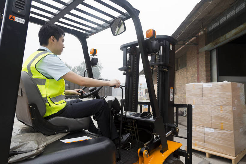 东方人,成年人,一个人,工厂,坐,搬运,横图,彩色,室外,白天,工作服,制服,满意,幸福,骄傲,安全,信心,技术,科技,北京,中国,亚洲,许多,堆积,工作,图片,纸箱,防护,很多,年轻,仓库,黄种人,现代,货物,车,工人,交通工具,驾驶,行业,职业,健康,机械,工程车,活力,自信,工业,运输,摄影,储藏,搬运工,保护,铲车,存储,厂房,工程,叉车,交易,效率,储存,货运,运送,载具,保险,专业,分配,搬运车,单人,流转,装卸,东亚,操控,物流,保全,周全,安稳,安定,可靠,乐观,交通运输,责任,工作车,产业,单独,平安,认真,男人,男性,年轻男性,亚洲人,中国人,年轻人,全身,商业,工地,贮存,电动叉车,bj174